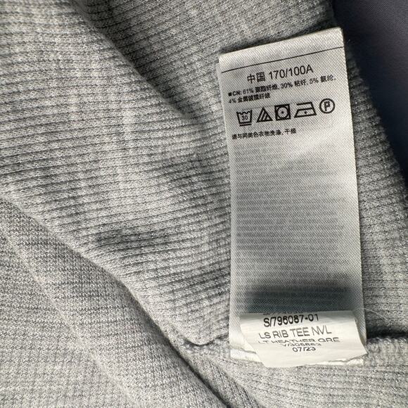 Gap Women's size Large Gray Metallic Silver Thread Long Sleeve Knit Top - Picture 5 of 8